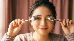 Příznaky „unaveného obličeje“, které můžete napravit bez kosmetiky – stačí změnit návyky